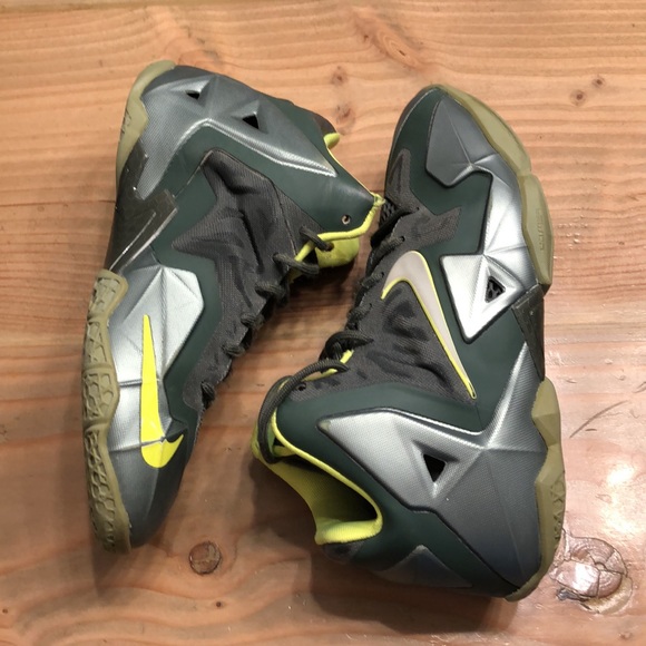 LeBron 11 Xi Dunkman Color way - Picture 3 of 10